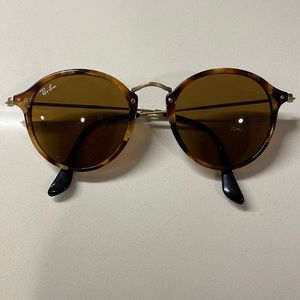 Tortoiseshell round Ray Bans